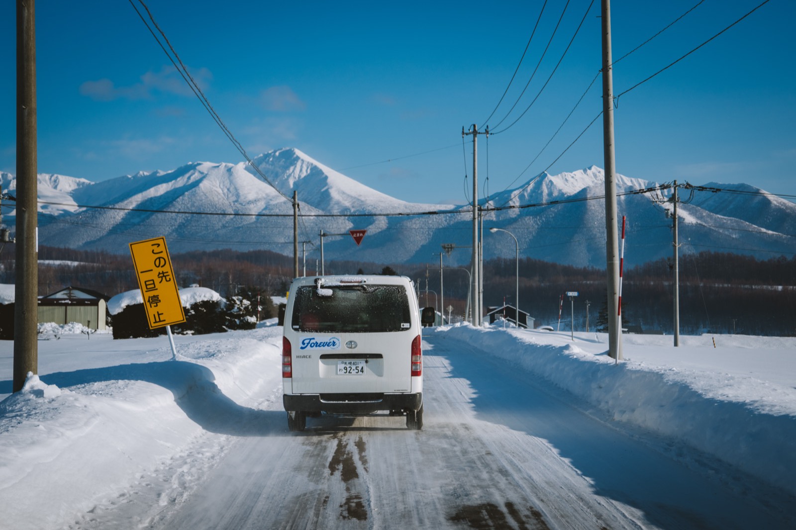 Il van Forever sulla strada innevata verso le montagne